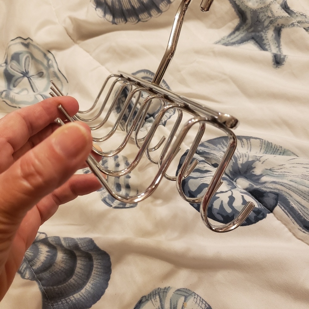 Tie/belt/scarf hanger